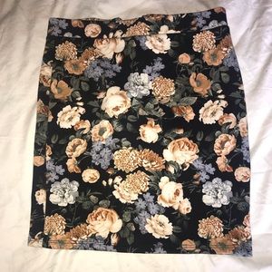 Floral bodycon mini skirt with zipper back